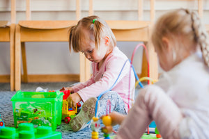 Matériel Montessori en plastique : accessible à tous et aussi efficace que le bois !